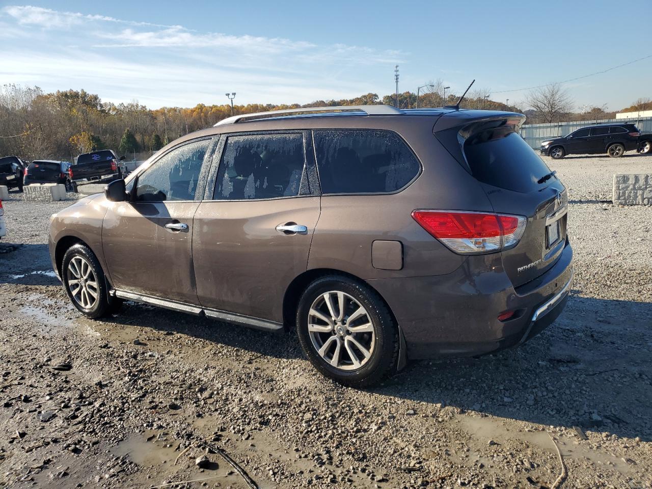2015 Nissan Pathfinder Sv - Image 2