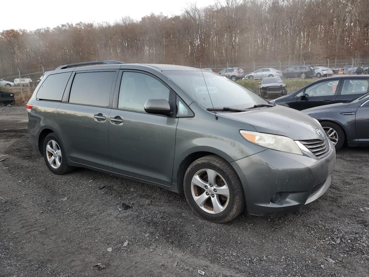 2013 Toyota Sienna - Image 4