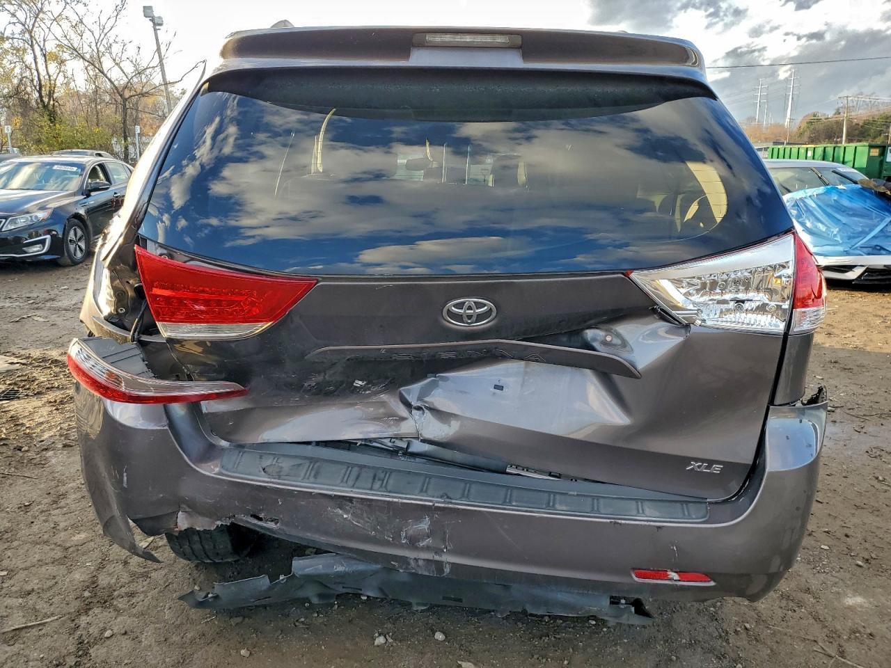 2013 Toyota Sienna - Фото 6