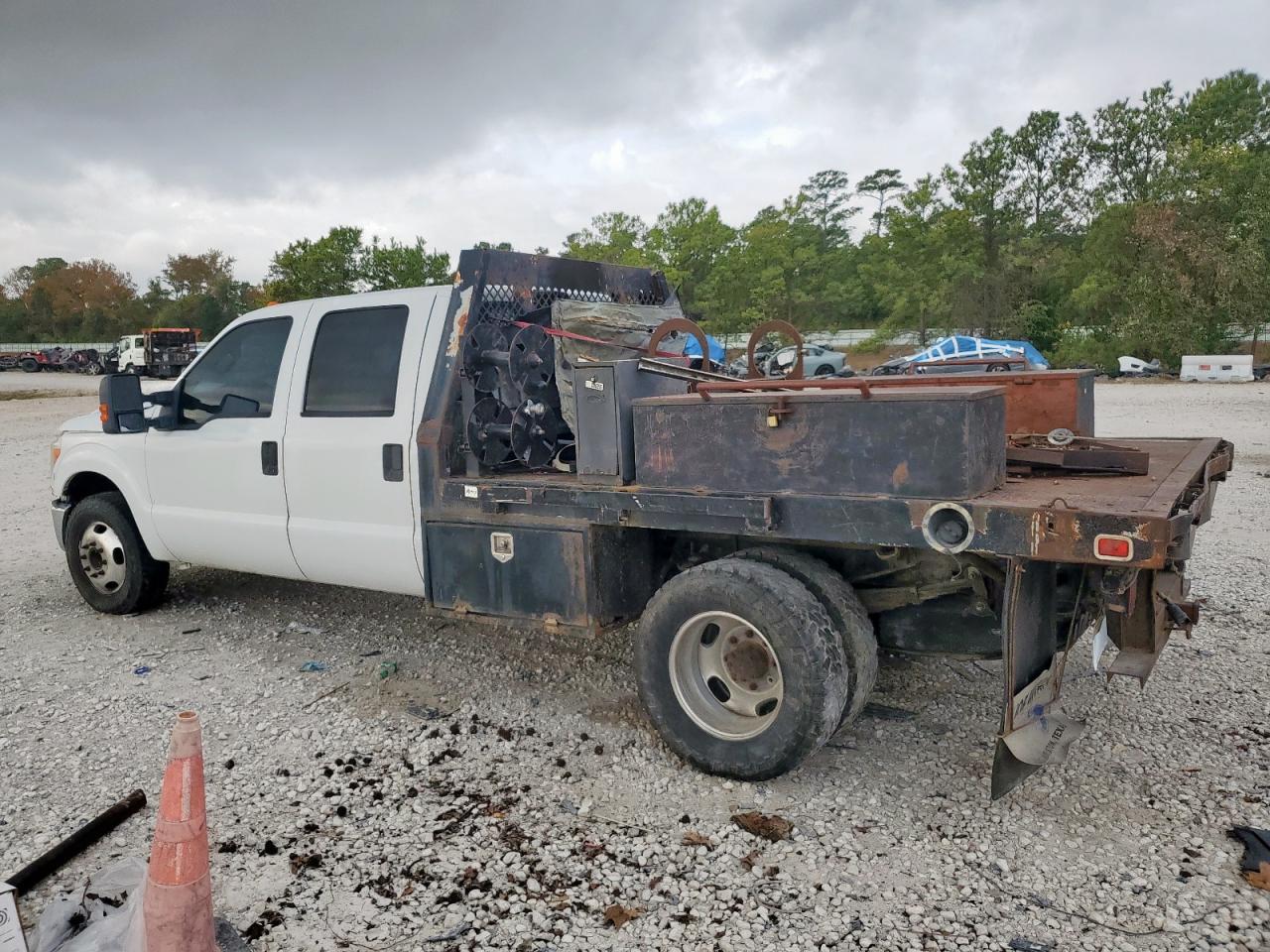 2011 Ford F350 Flatbed Truck - Фото 2