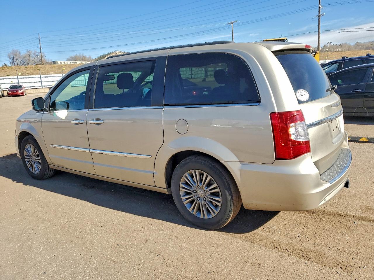 2015 Chrysler Town & Country Touring L - Фото 2