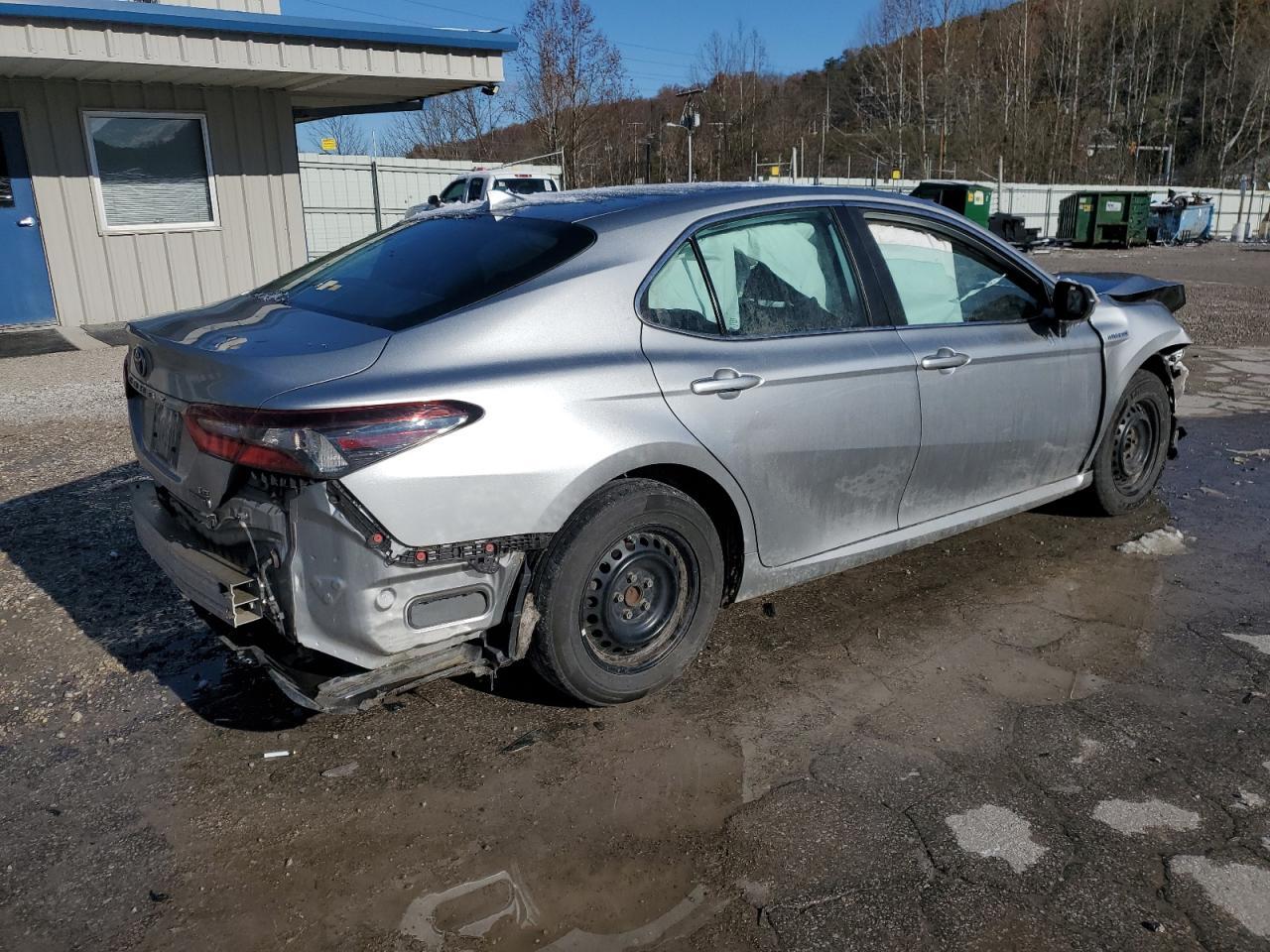 2021 Toyota Camry Le - Фото 3