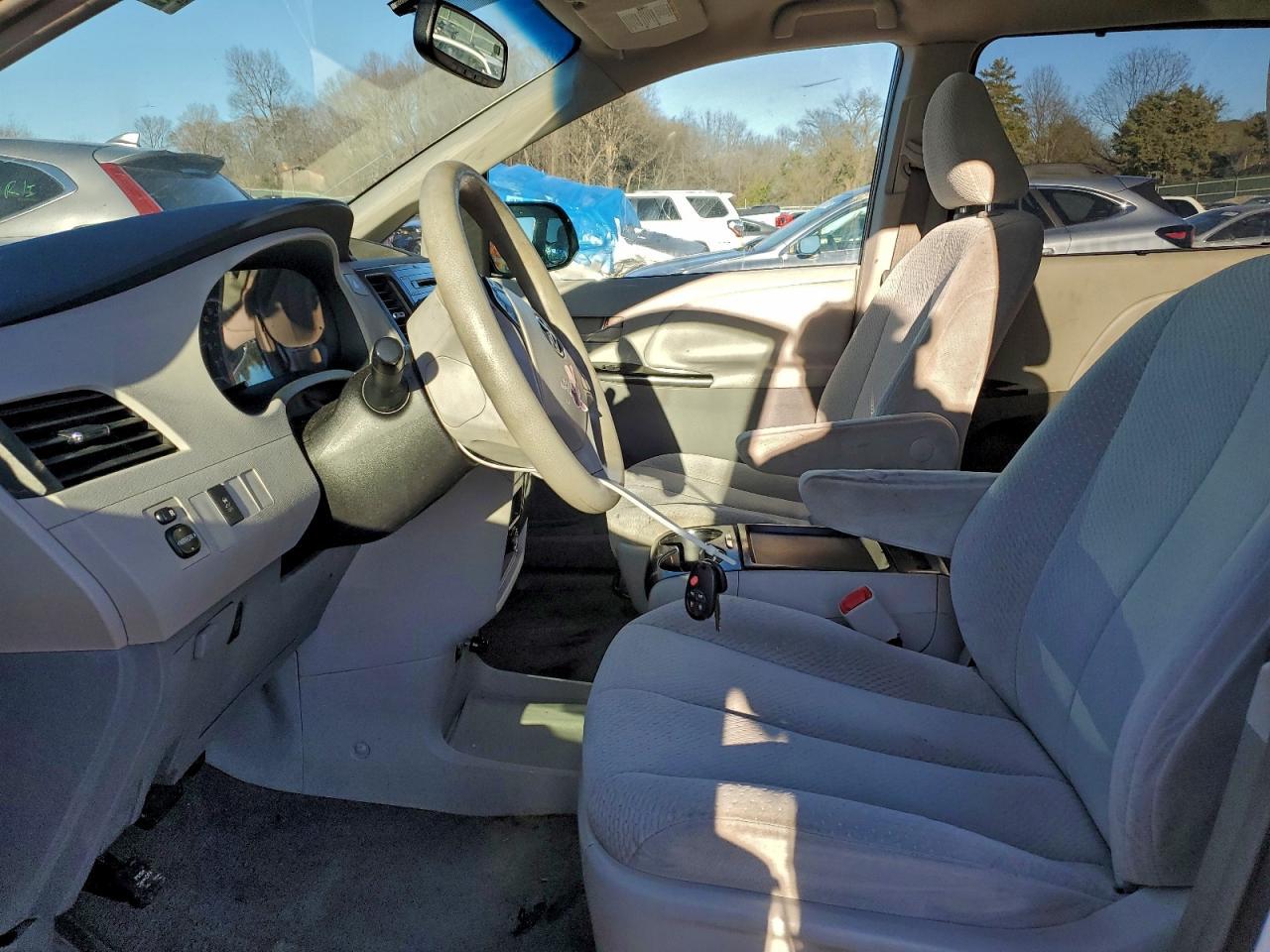 2011 Toyota Sienna Le - Фото 7