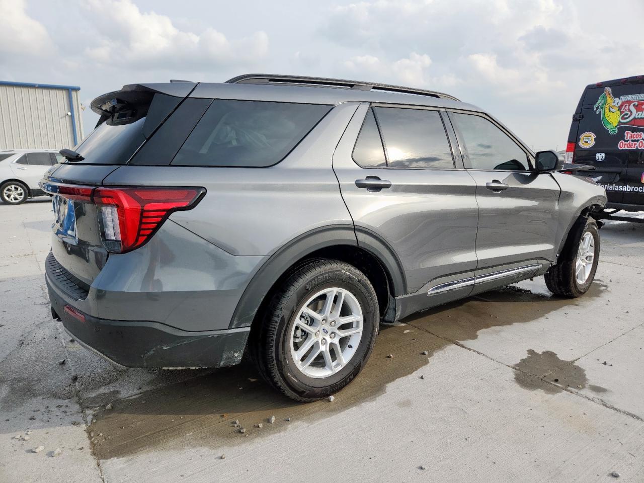 2025 Ford Explorer Active - Image 3