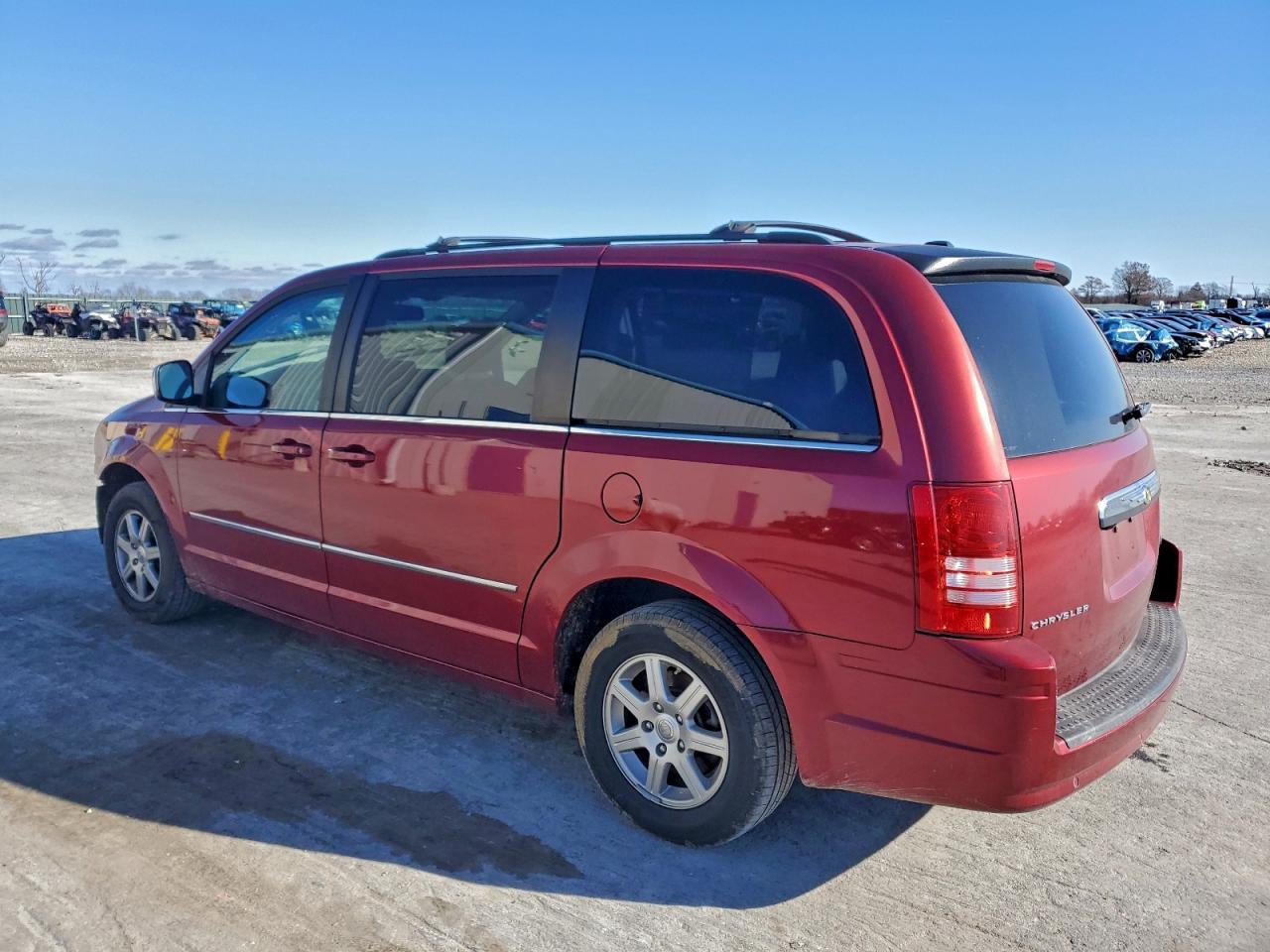 2010 Chrysler Town & Country Touring Plus - Фото 2