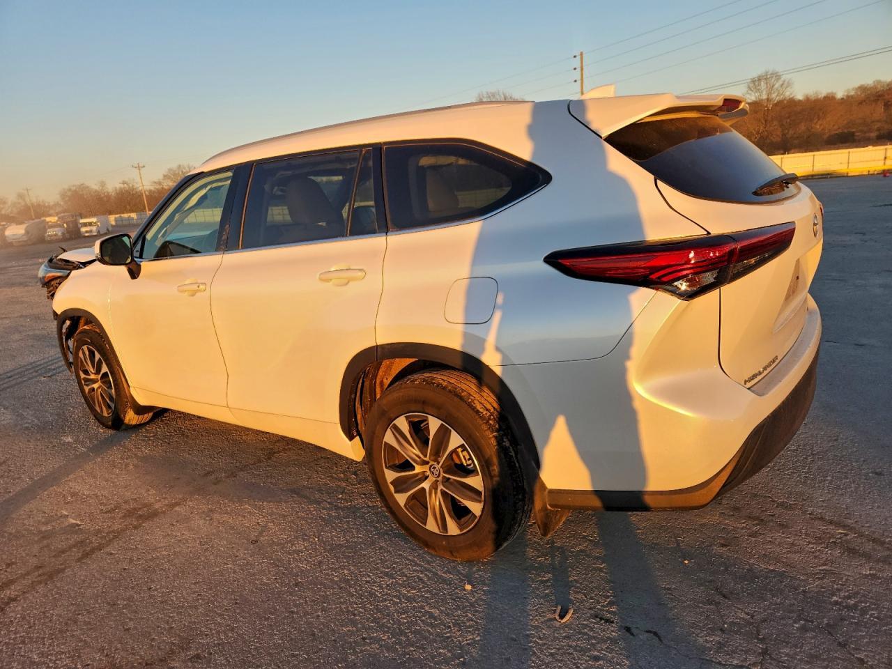 2022 Toyota Highlander Xle - Image 2