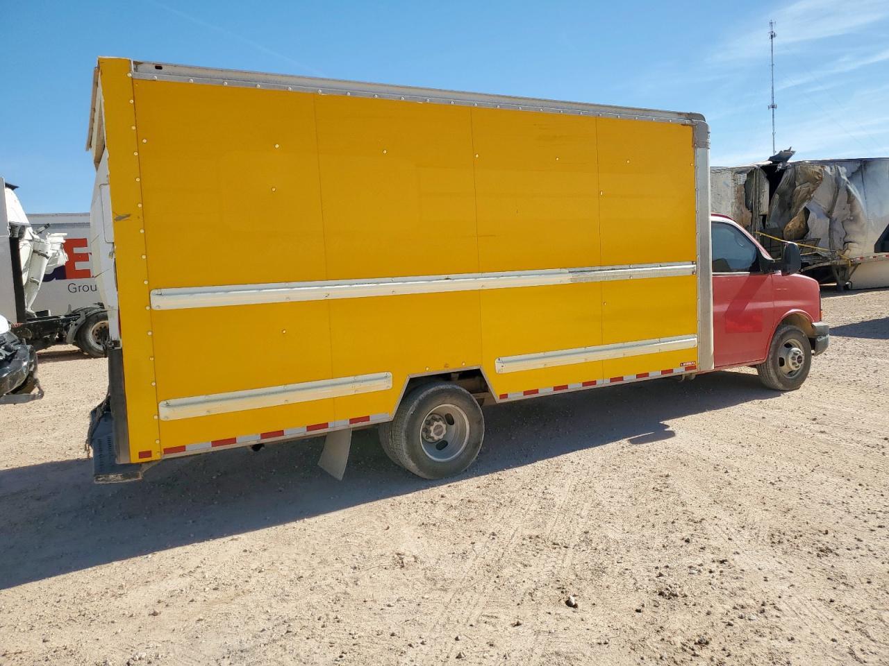 2015 GMC Savana Cutaway G3500 - Фото 3