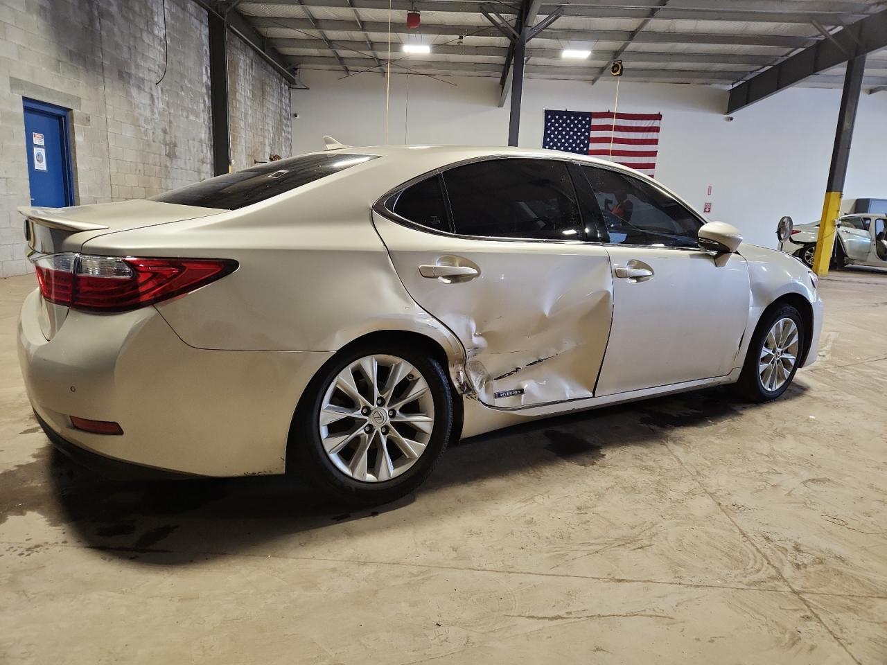 2014 Lexus Es 300H - Image 3