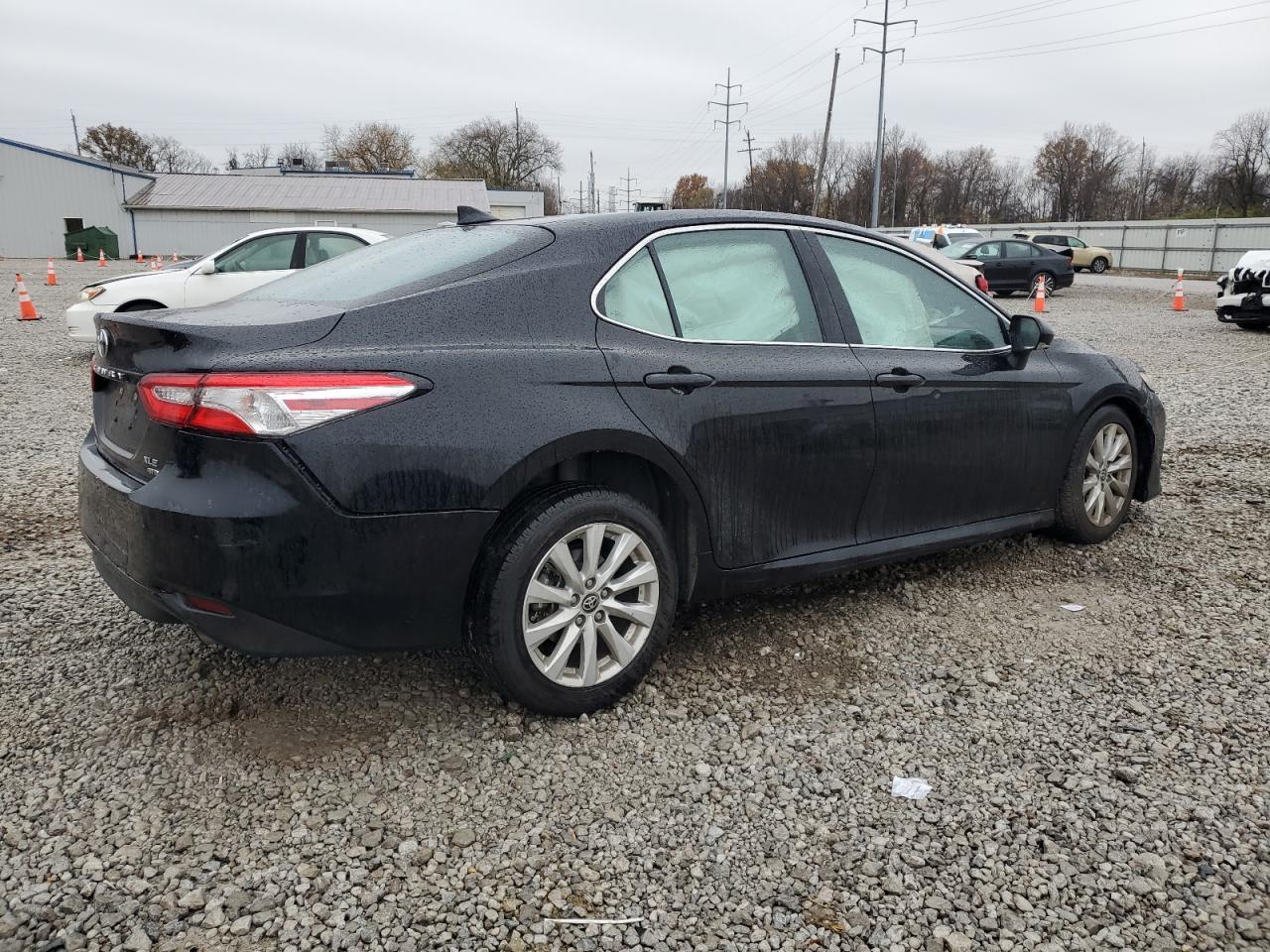 2020 Toyota Camry Le - Фото 3