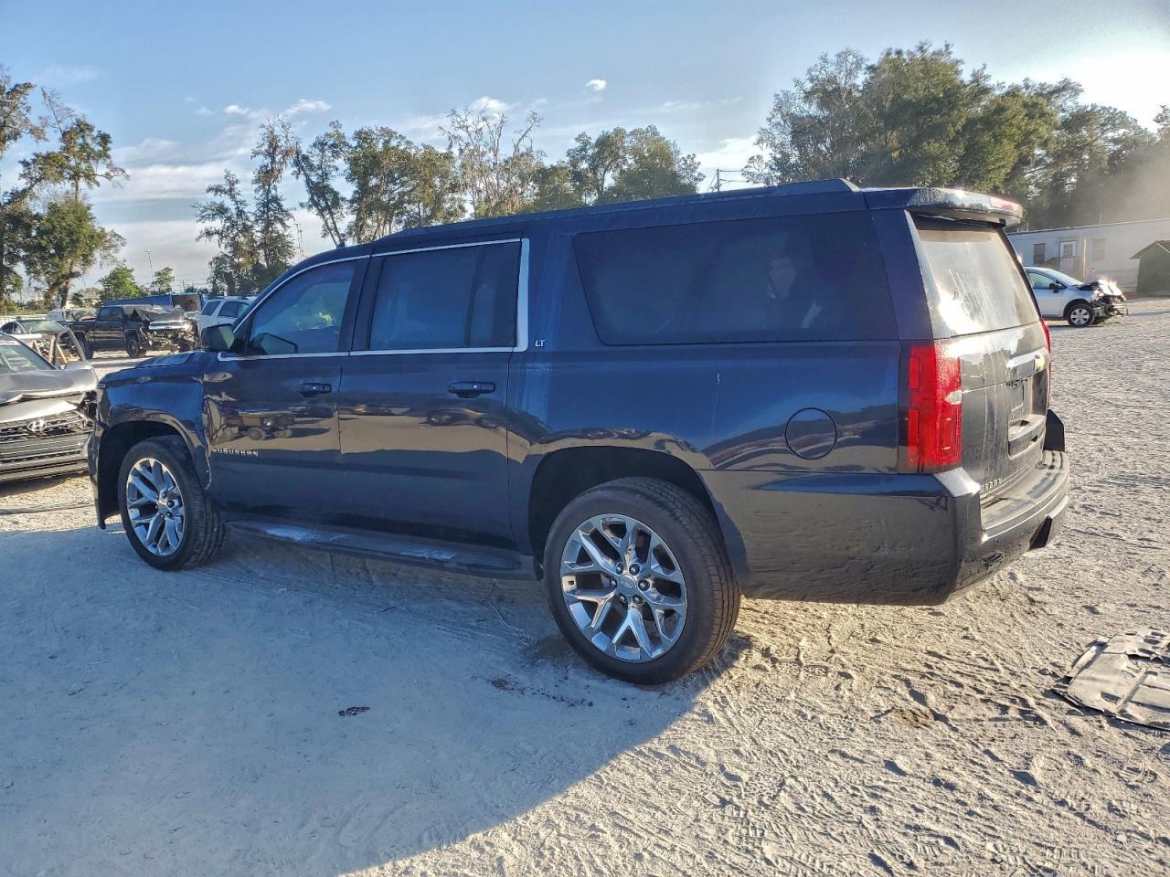2019 Chevrolet Suburban C1500 Lt - Фото 2