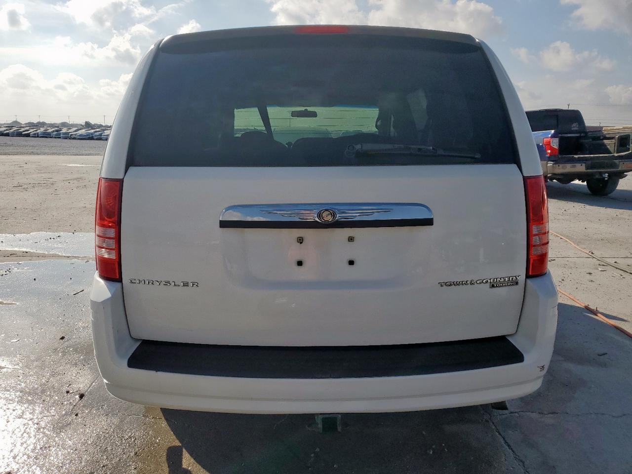 2010 Chrysler Town & Country Touring - Image 6