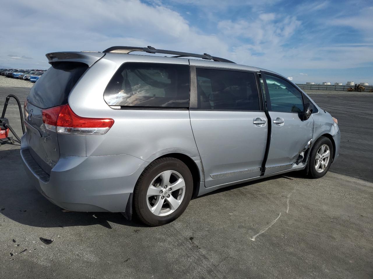 2014 Toyota Sienna Le 8-Passenger - Image 3