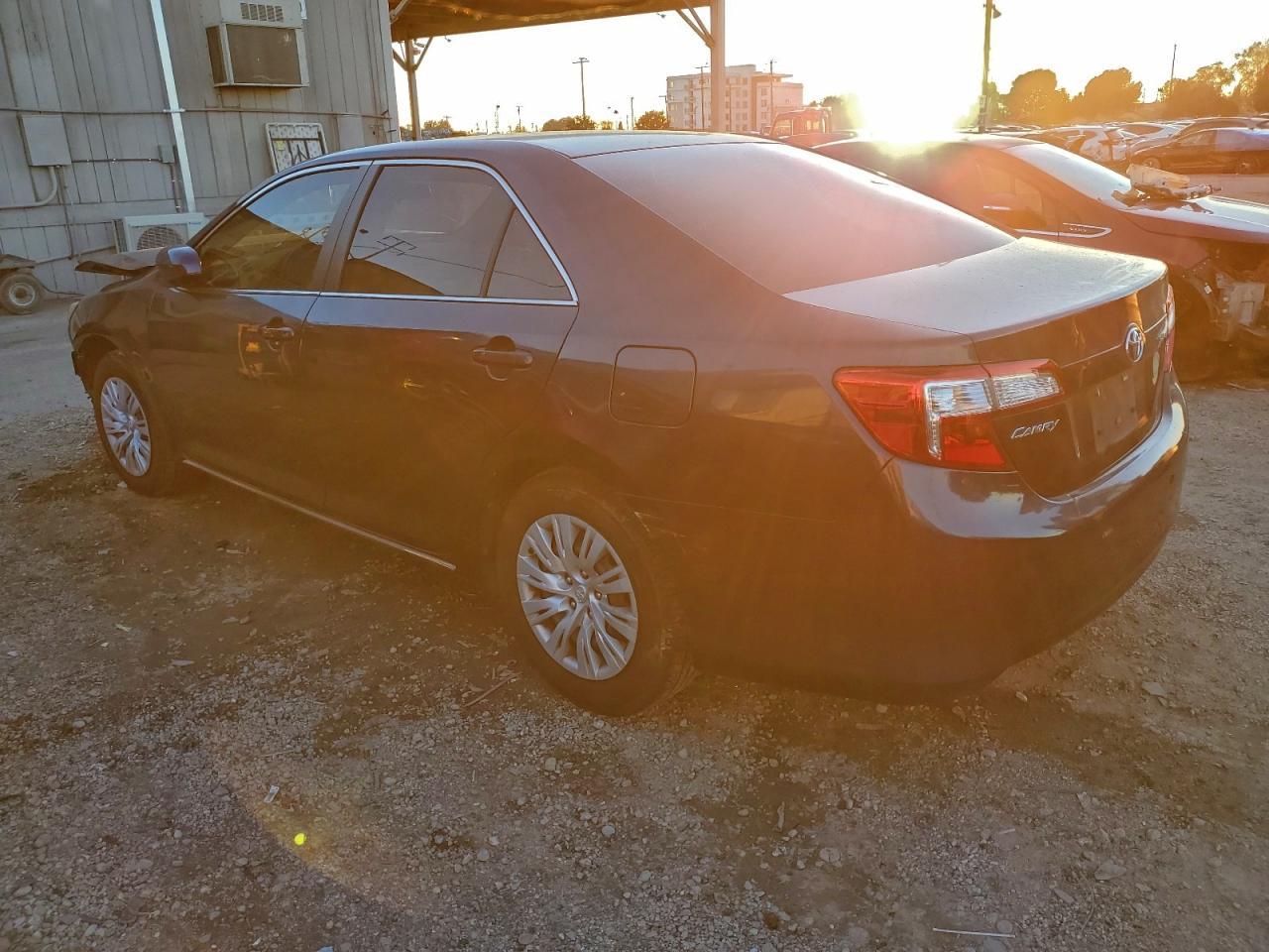 2014 Toyota Camry L - Фото 2