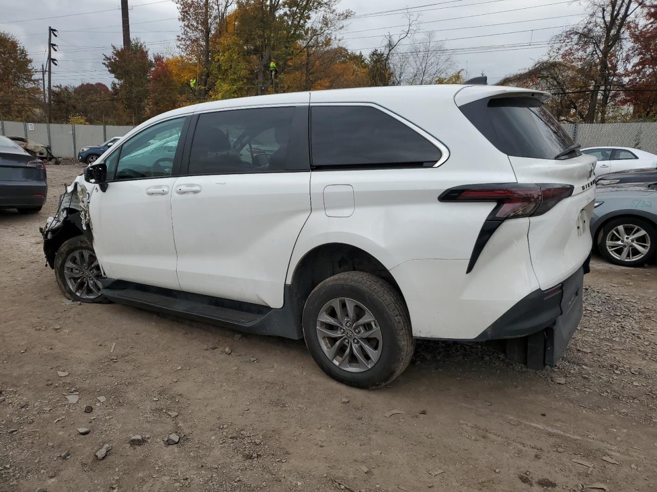 2024 Toyota Sienna Le - Фото 2