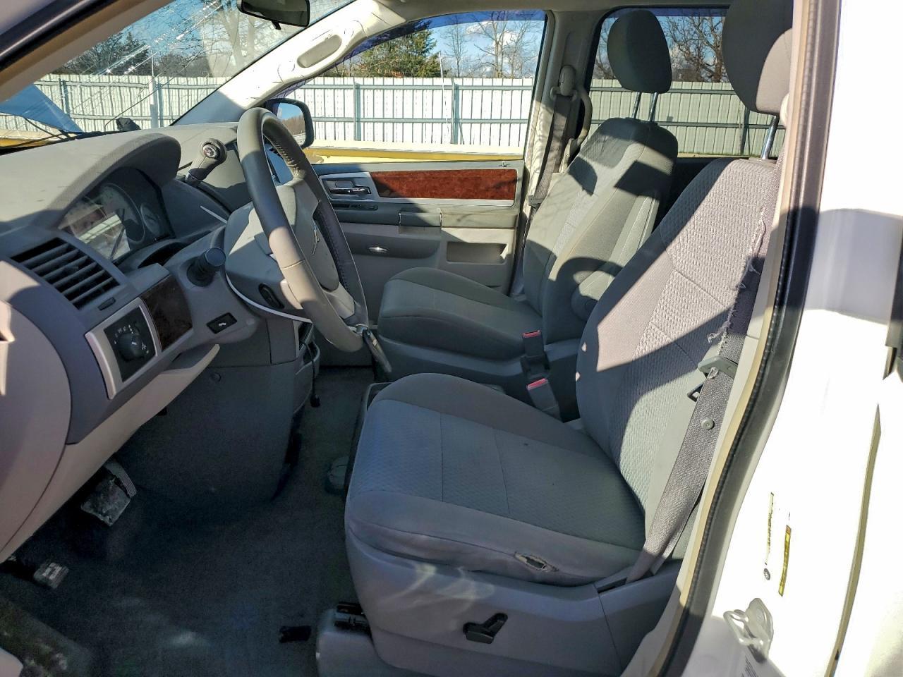 2010 Chrysler Town & Country Touring - Фото 7