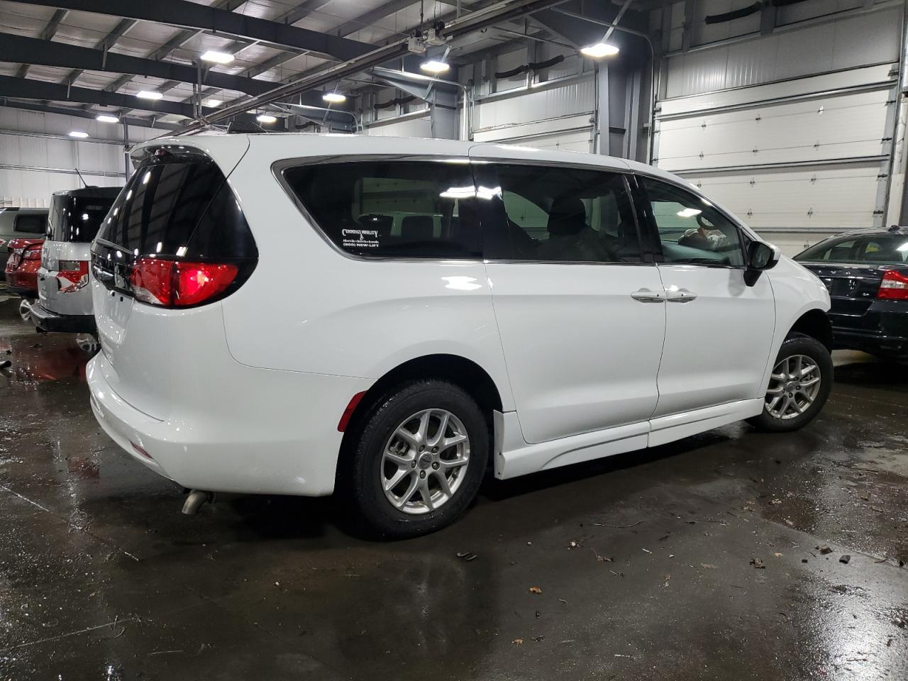 2023 Chrysler Voyager Lx - Фото 3
