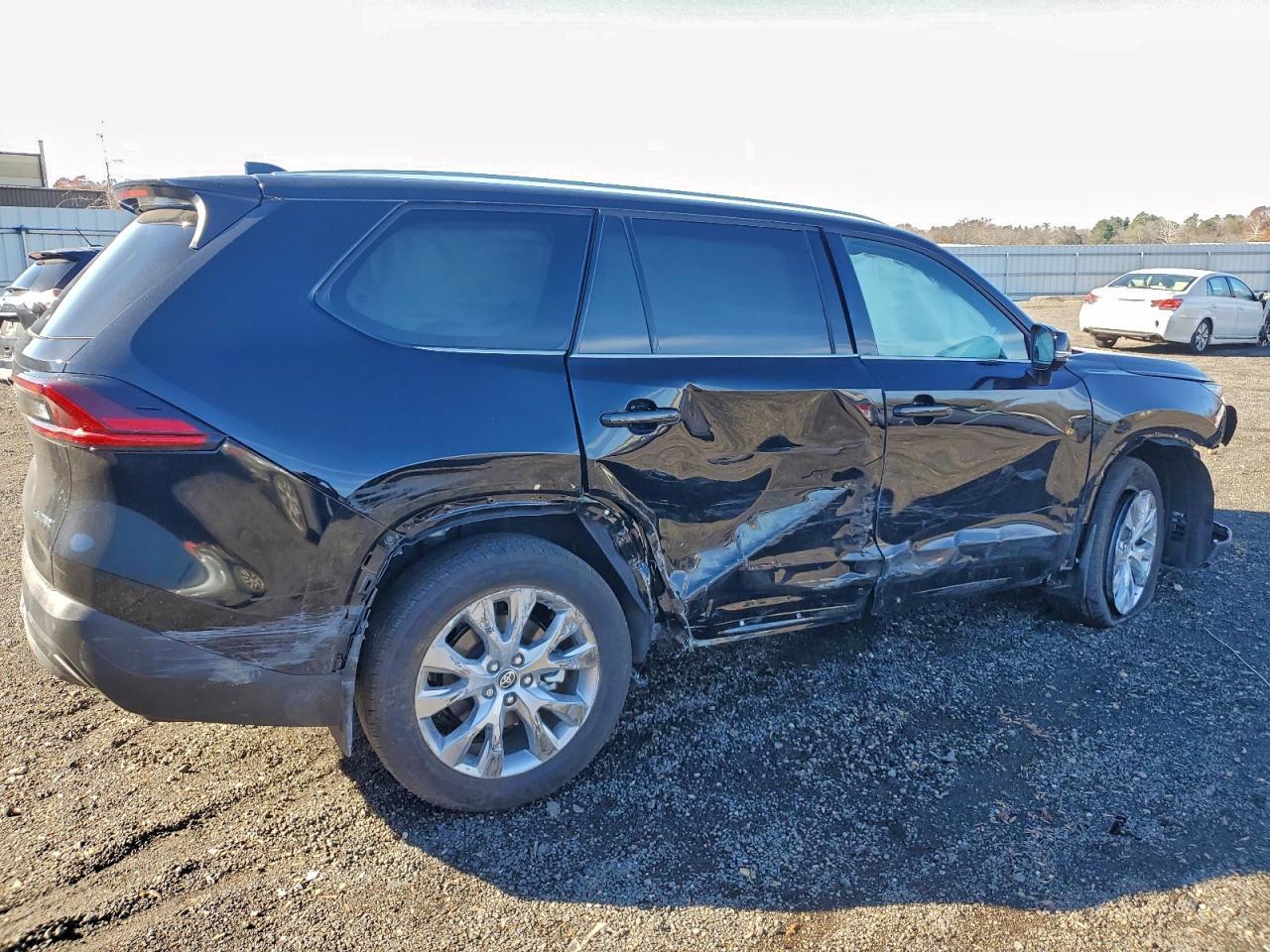 2025 Toyota Grand Highlander Le - Image 3