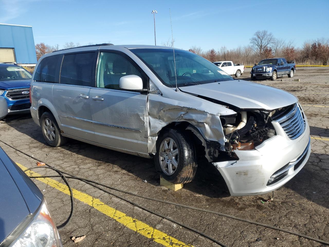 2011 Chrysler Town & Country Touring - Фото 4