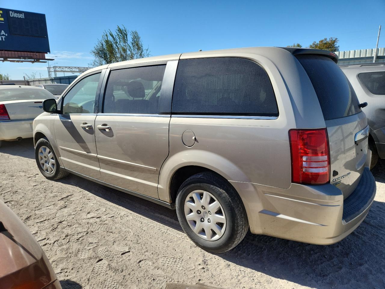 2009 Chrysler Town & Country Lx - Фото 2