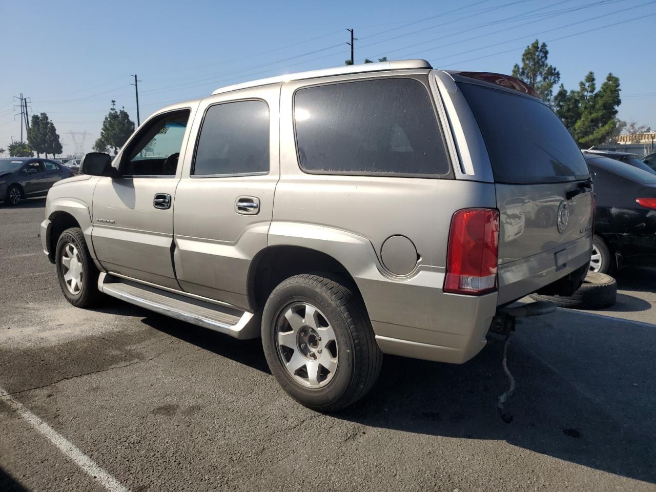 2002 Cadillac Escalade Luxury - Image 2