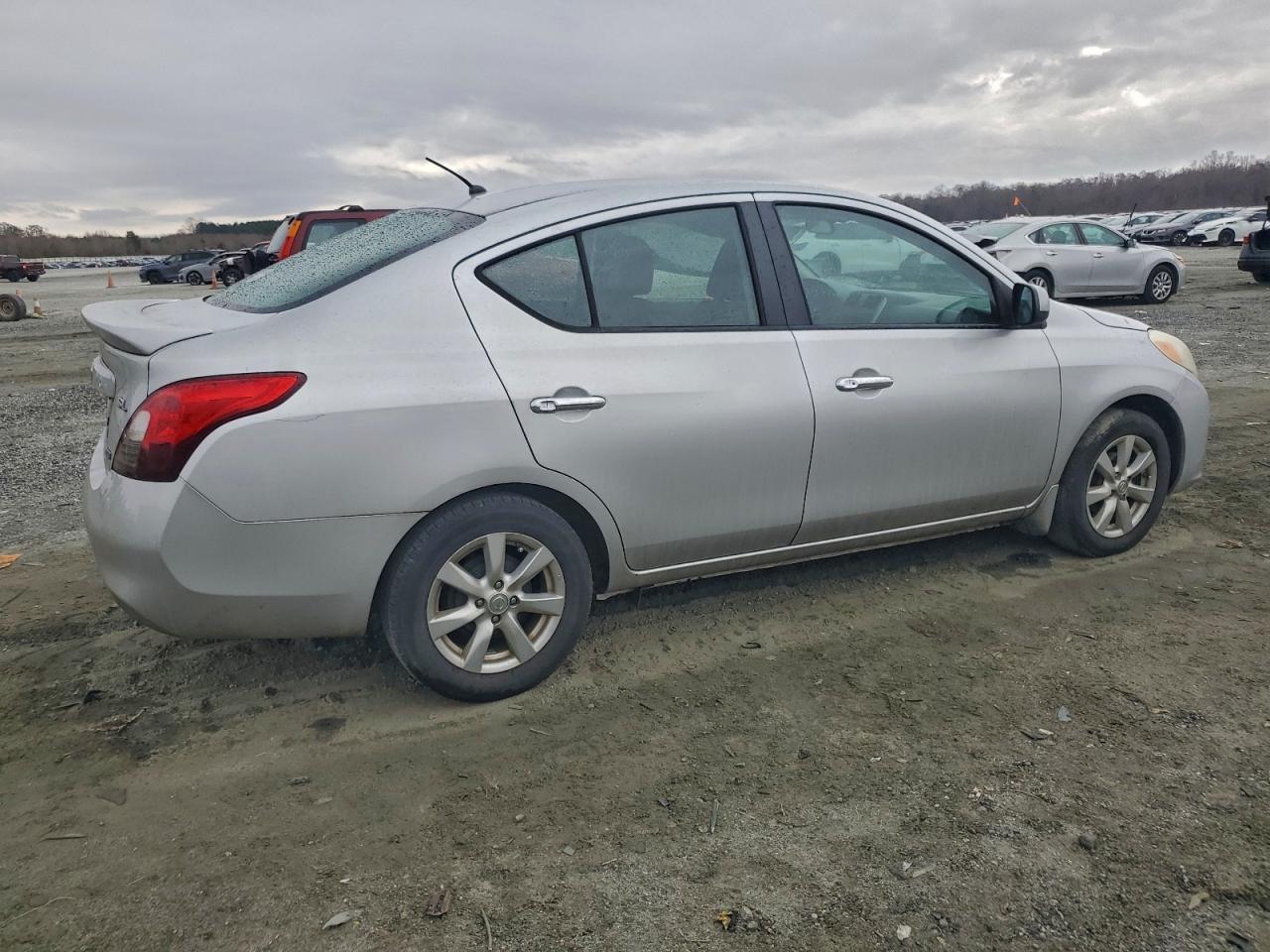 2013 Nissan Versa S - Фото 3
