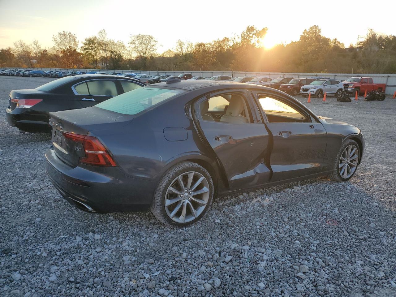 2021 Volvo S60 T5 Momentum - Фото 3