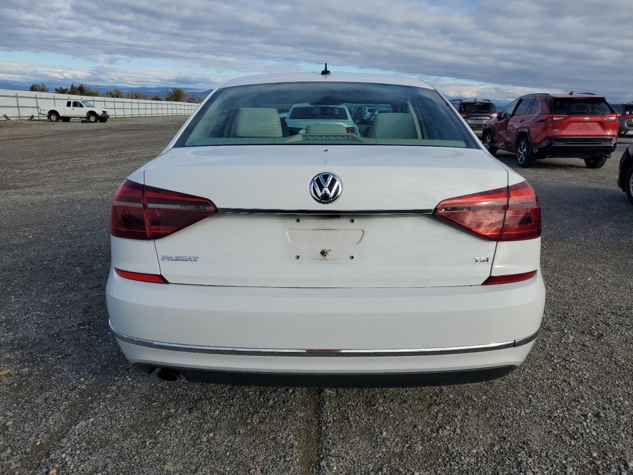 2017 Volkswagen Passat S - Фото 6