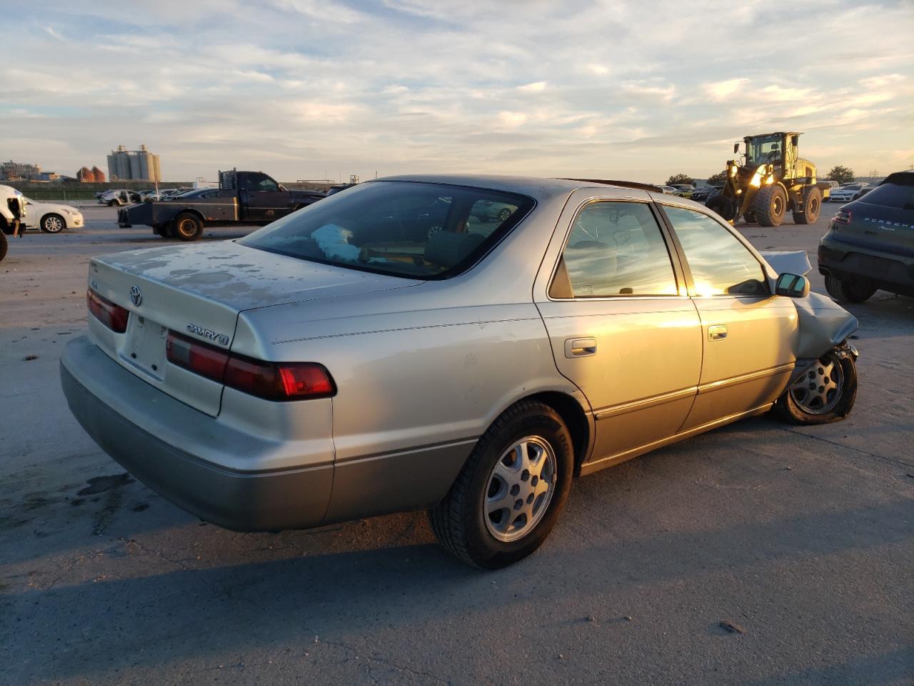 1999 Toyota Camry Le - Фото 3