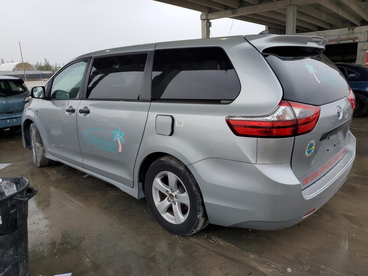 2020 Toyota Sienna L - Фото 2