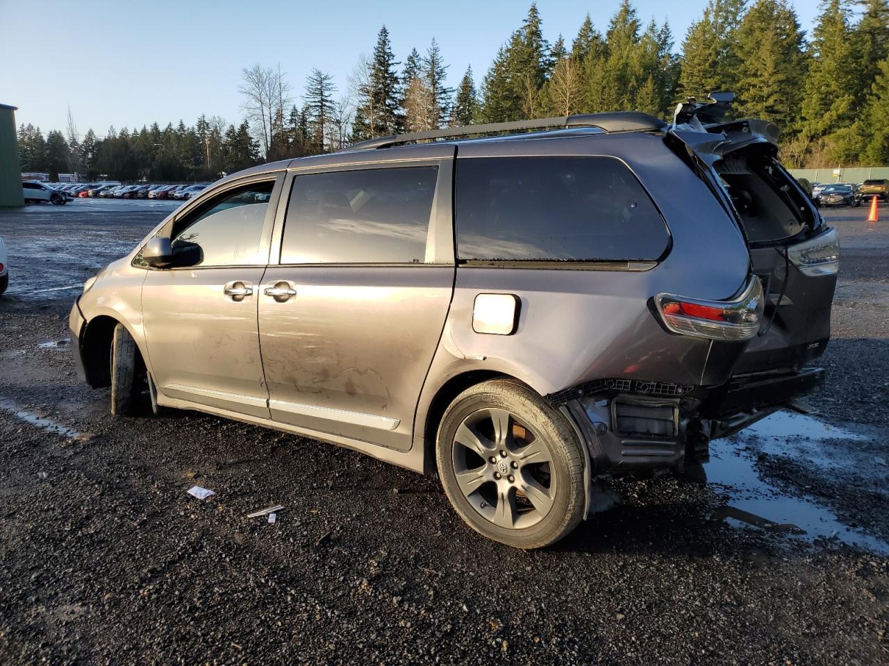 2016 Toyota Sienna Se - Фото 2