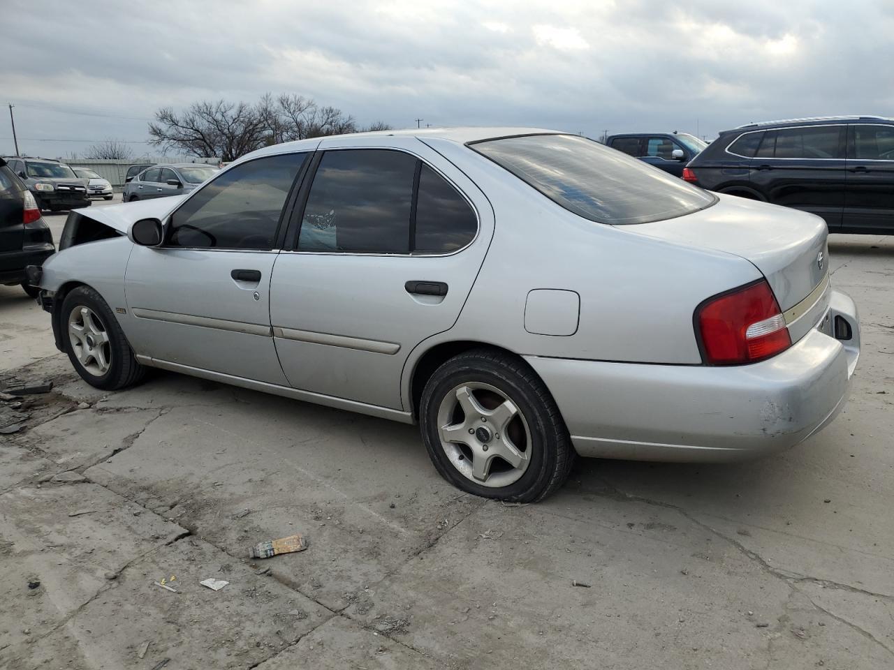 2001 Nissan Altima Xe - Фото 2