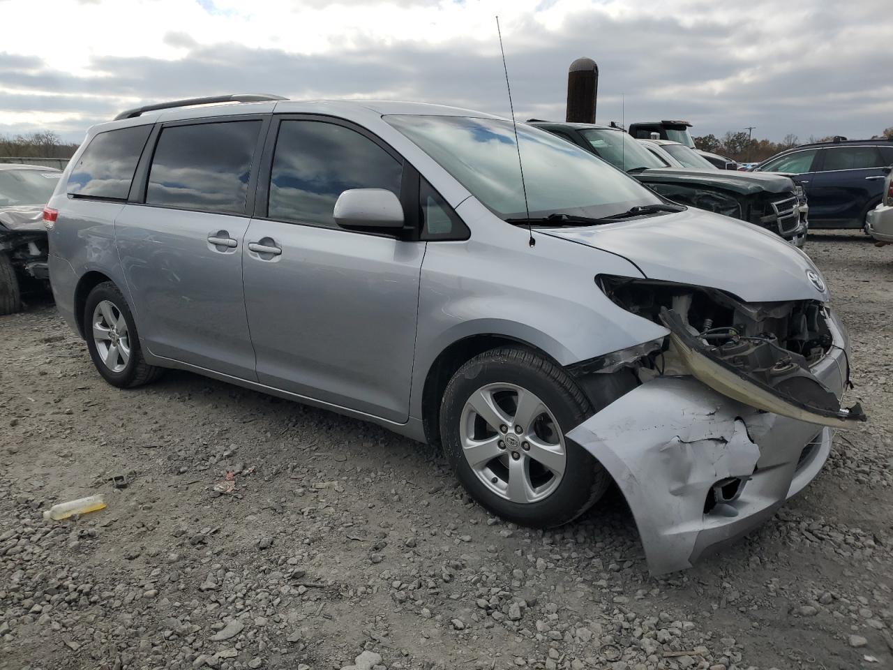 2011 Toyota Sienna Le - Фото 4