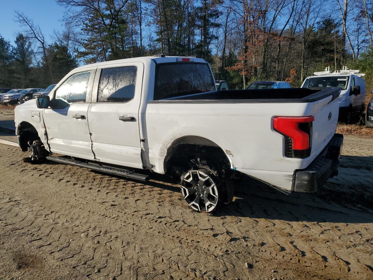 2022 Ford F150 Lightning Pro - Фото 2