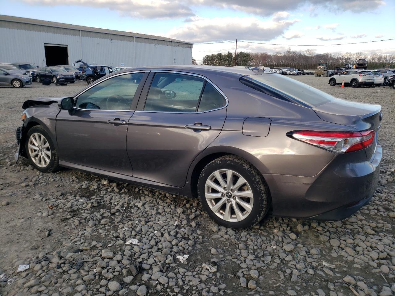 2019 Toyota Camry L - Фото 2