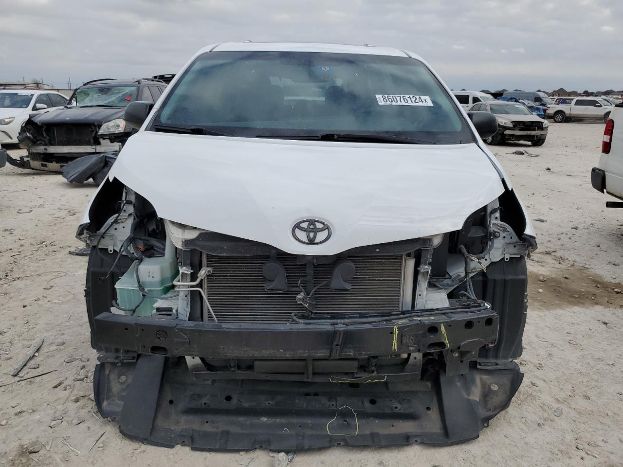 2016 Toyota Sienna Se - Фото 5