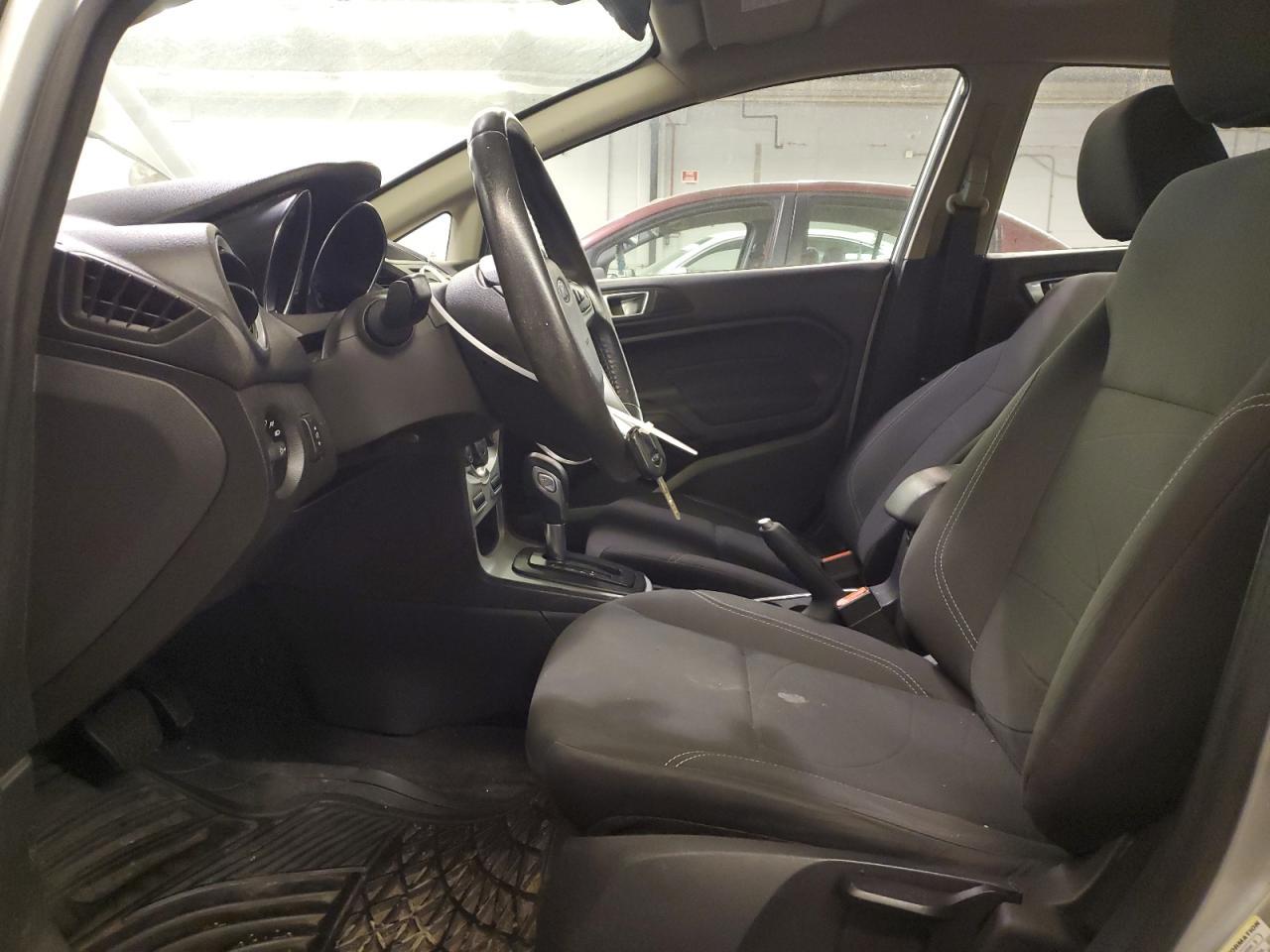 2015 Ford Fiesta Se - Фото 7