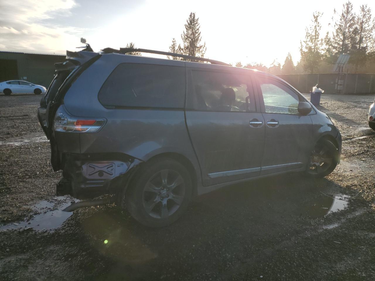2016 Toyota Sienna Se - Фото 3