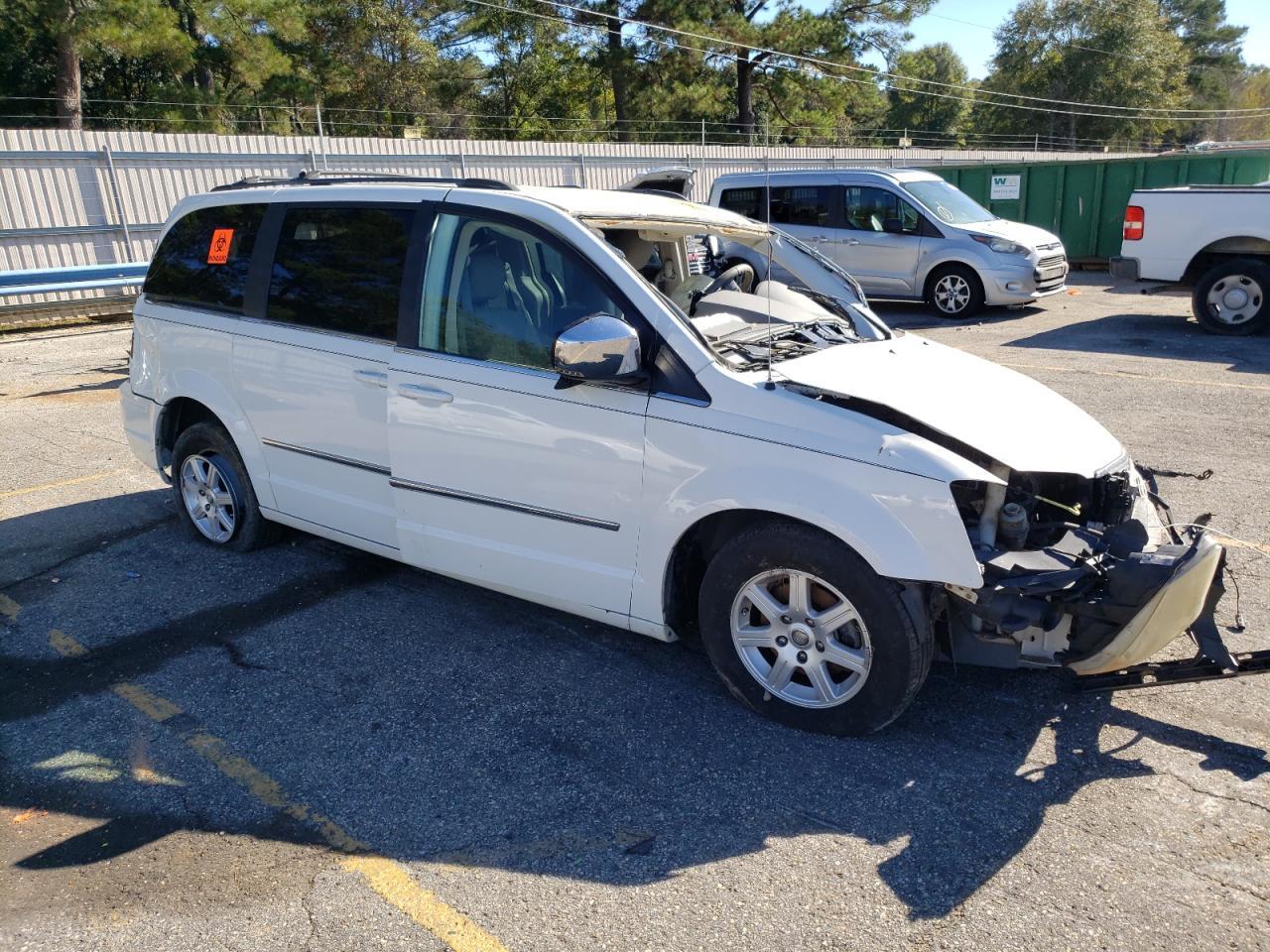 2010 Chrysler Town & Country Touring - Фото 4