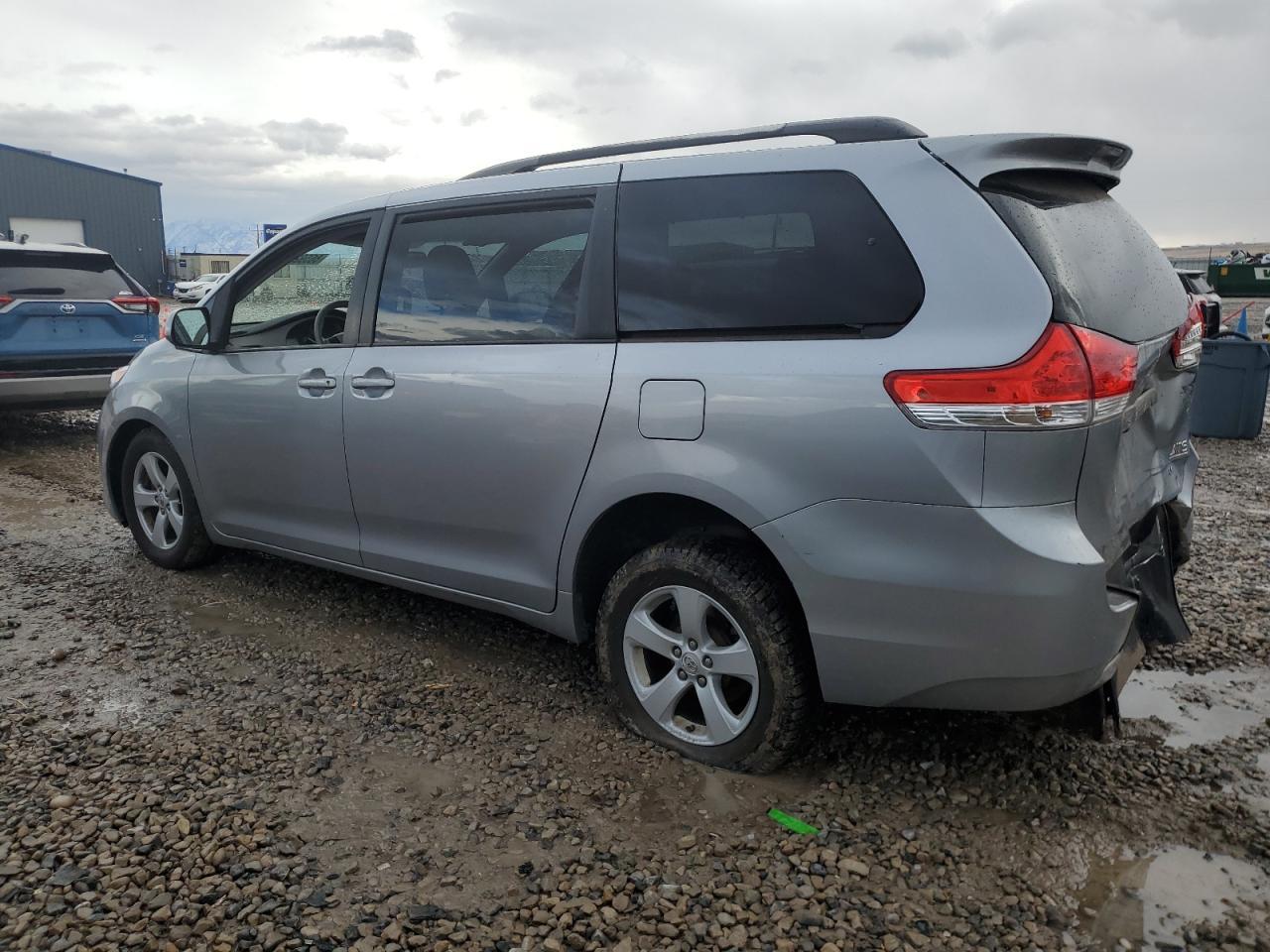 2011 Toyota Seinna - Фото 2