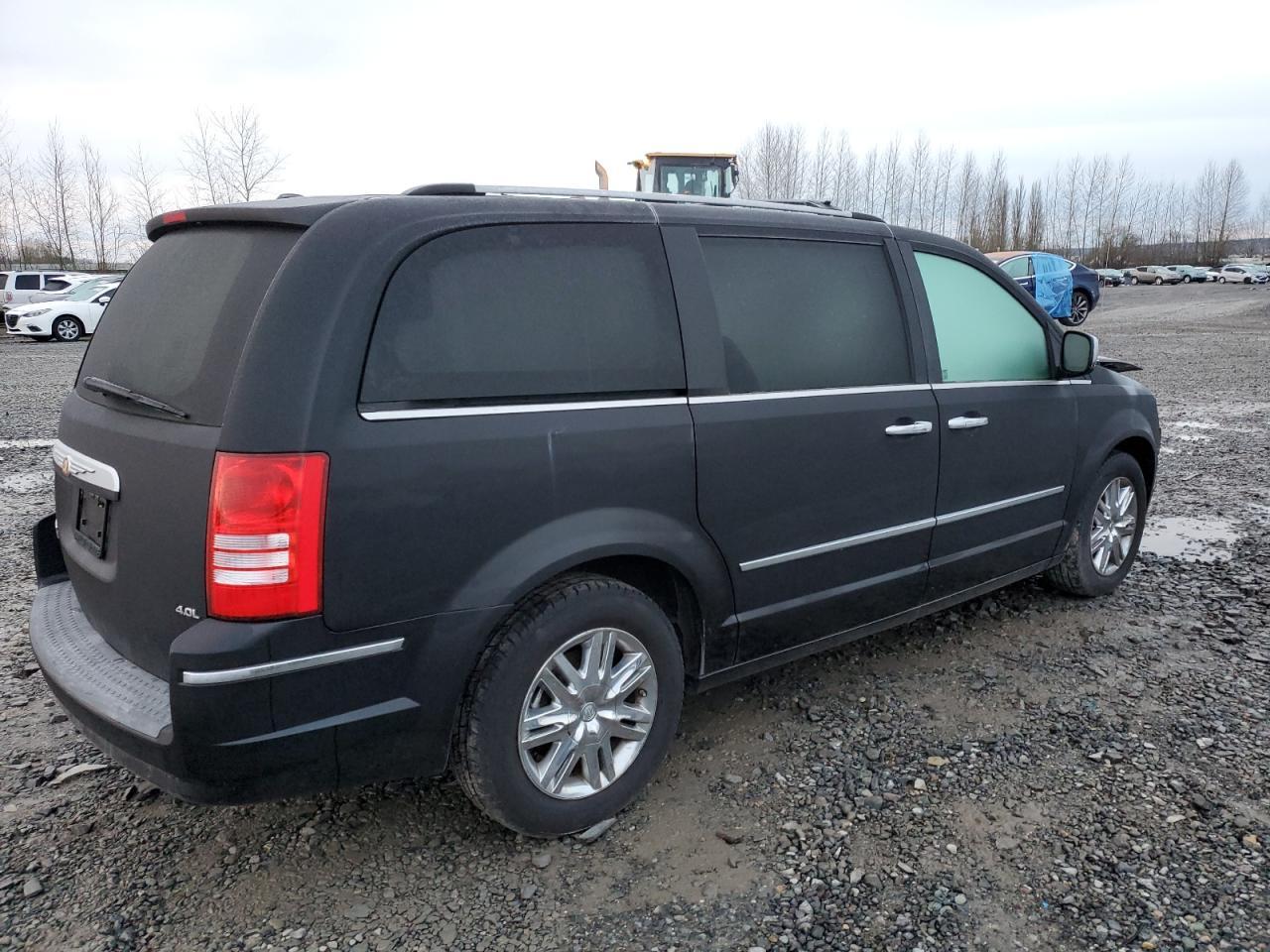 2008 Chrysler Town & Country Limited - Image 3