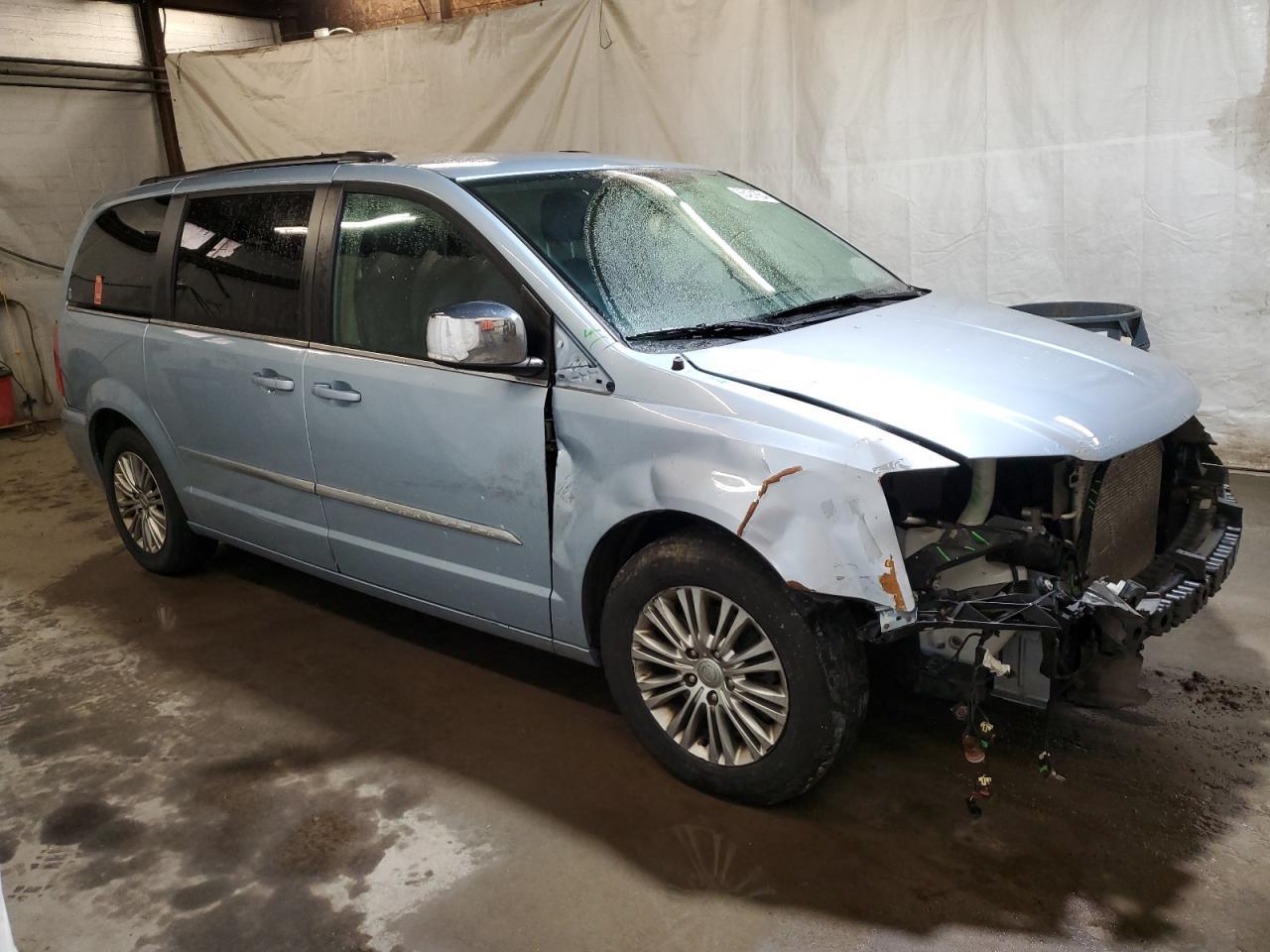 2016 Chrysler Town & Country Touring L - Фото 4