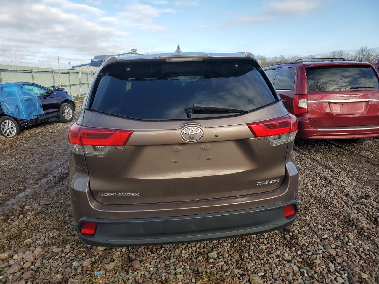 2017 Toyota Highlander Se - Фото 6