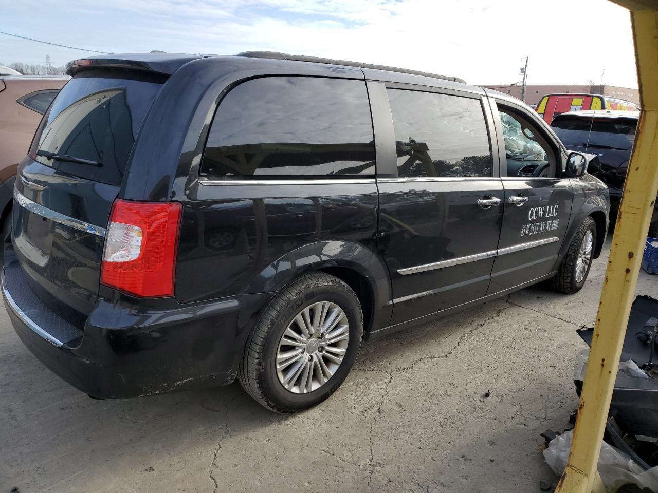 2015 Chrysler Town & Country Touring L - Фото 3