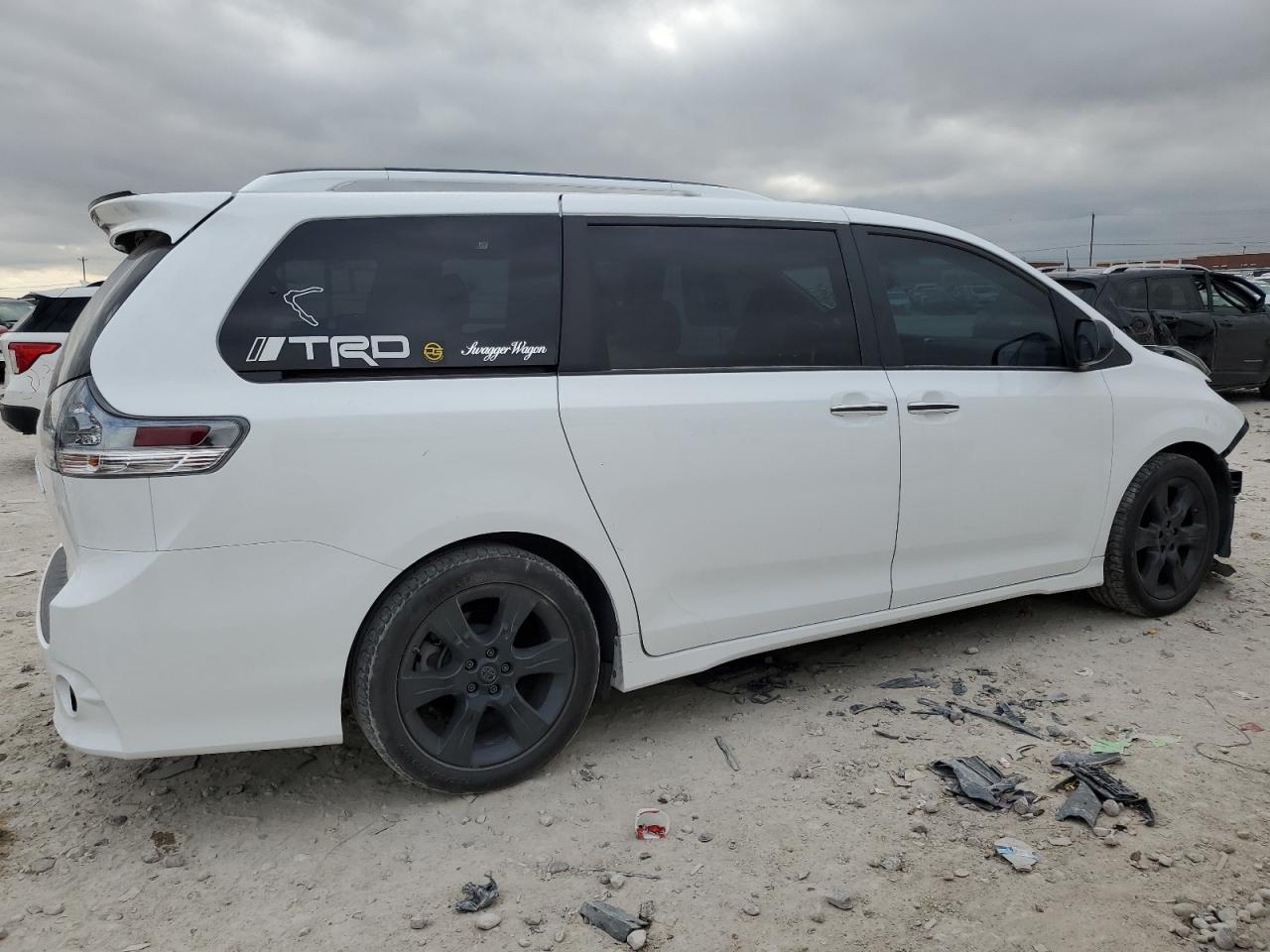 2016 Toyota Sienna Se - Фото 3