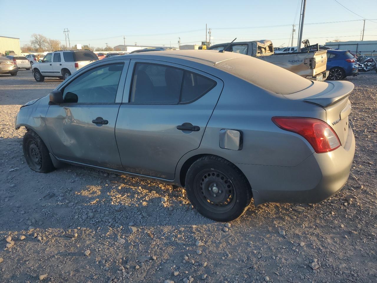 2013 Nissan Versa S - Фото 2