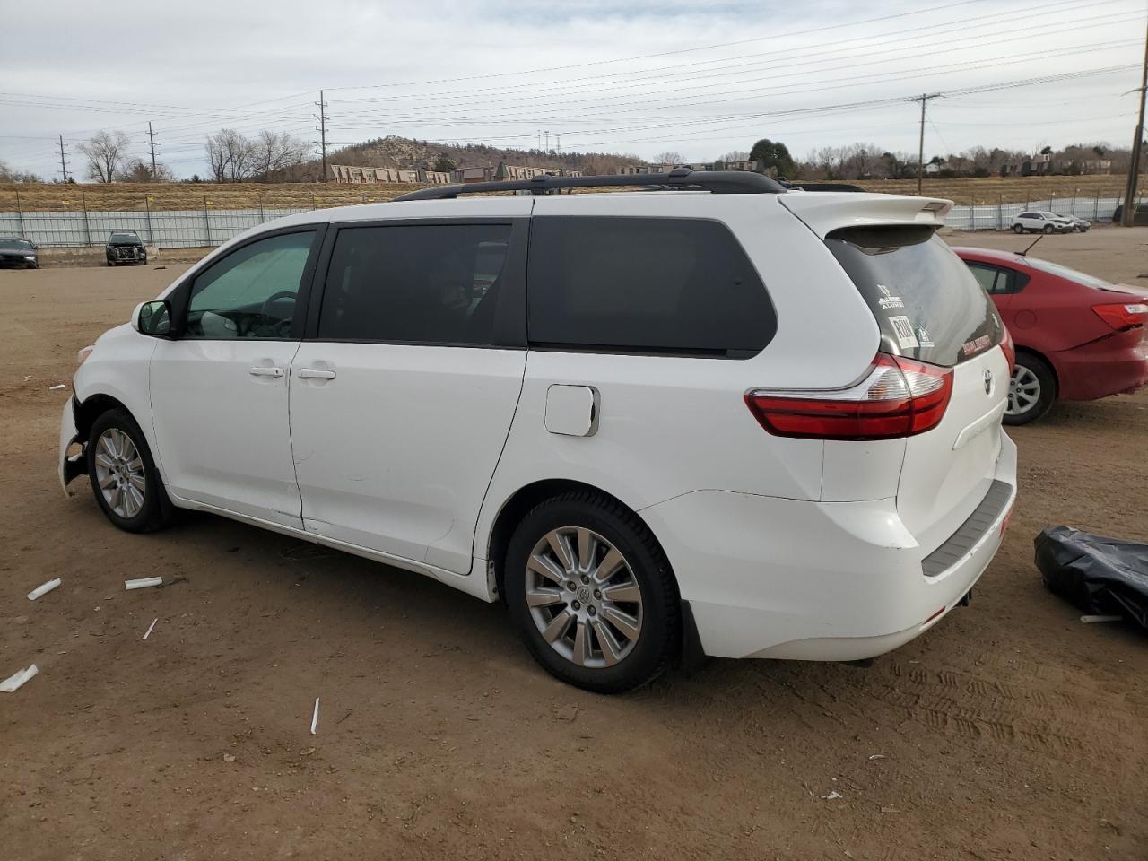 2015 Toyota Sienna Le - Image 2
