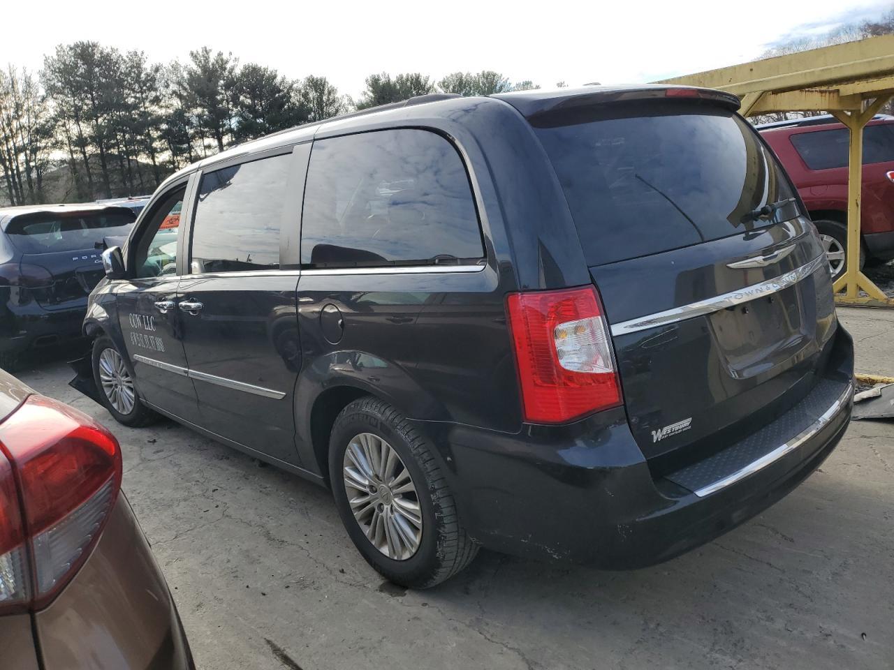 2015 Chrysler Town & Country Touring L - Фото 2
