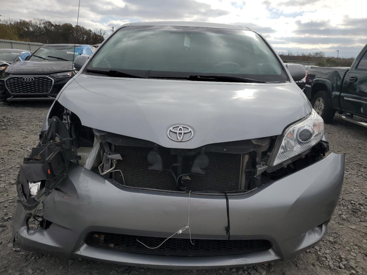 2011 Toyota Sienna Le - Фото 5