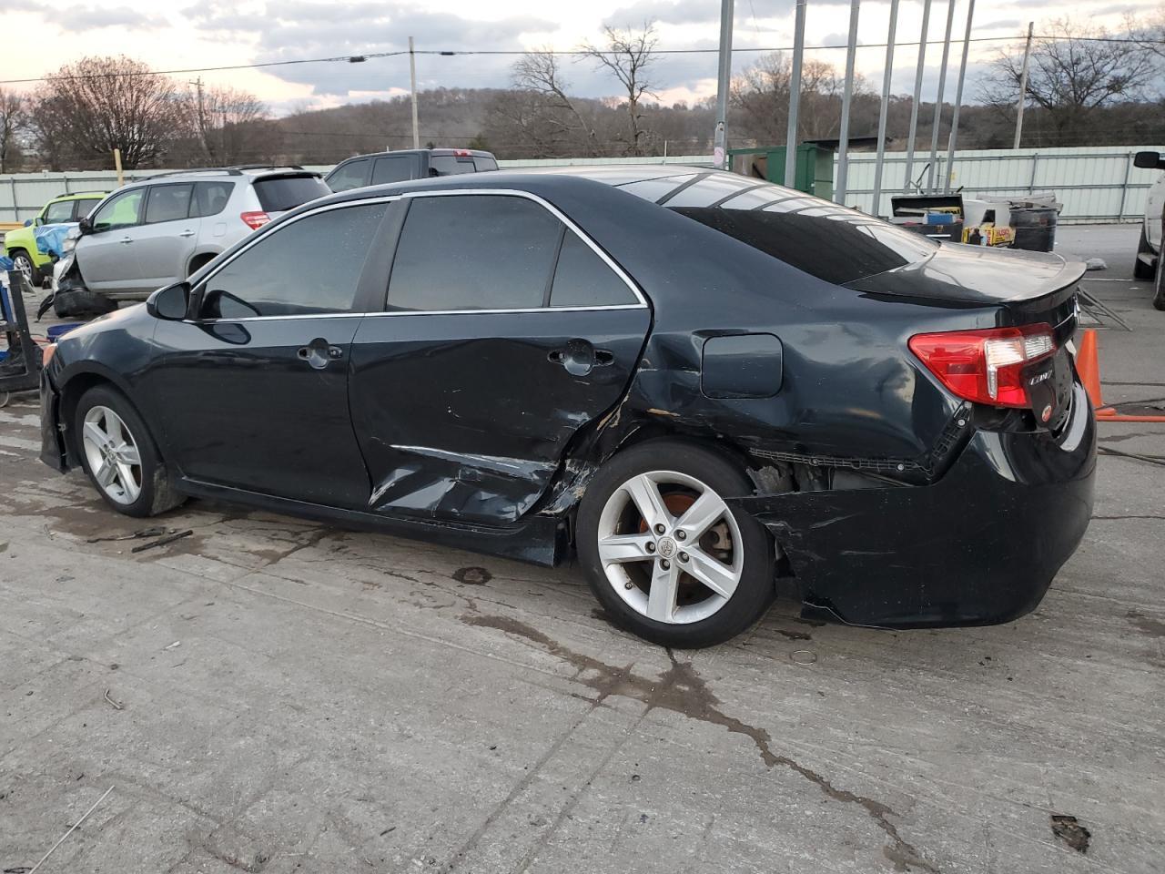 2014 Toyota Camry L - Фото 2