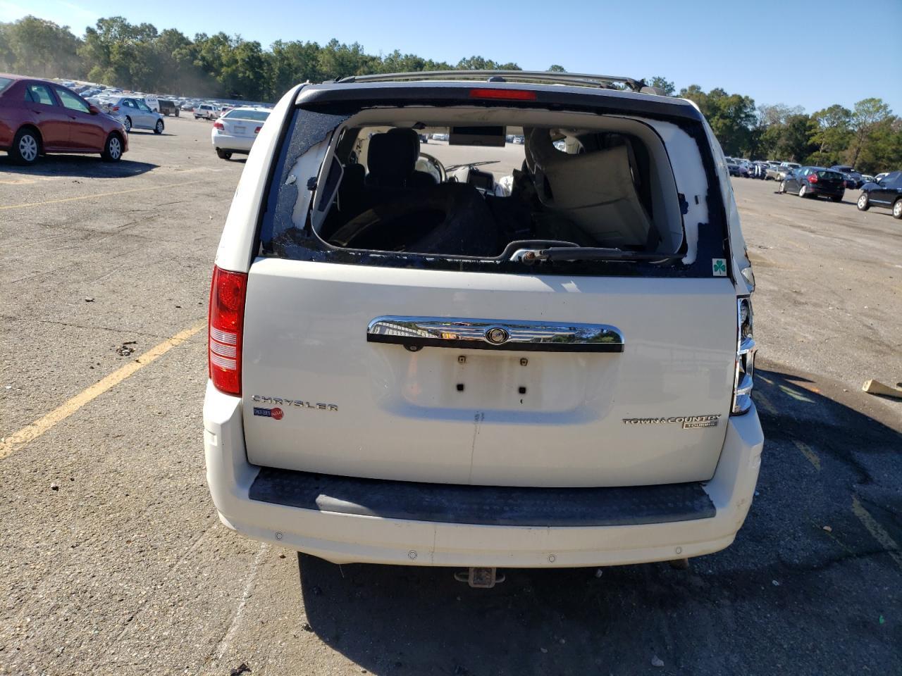 2010 Chrysler Town & Country Touring - Фото 6